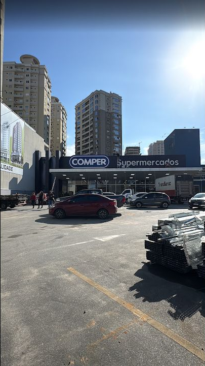Unidade Comper durante a preparação, com materiais mobilizados no estacionamento