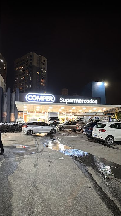 Equipe e veículos de apoio durante a execução noturna em uma unidade Comper