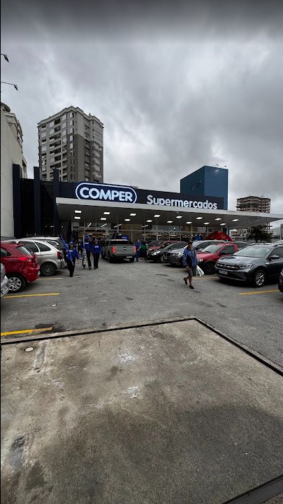 Fachada de uma unidade Comper no dia de abertura