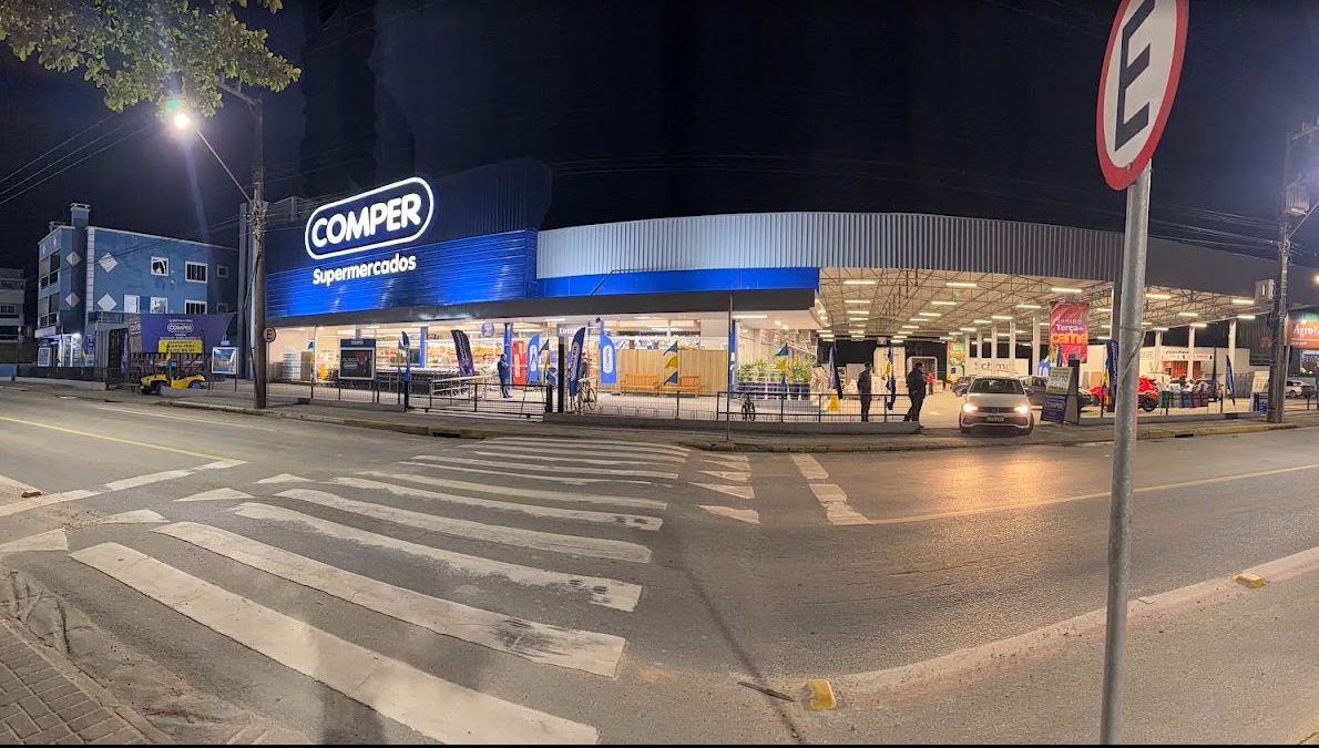 Supermercado Comper iluminado e em operação após a conversão
