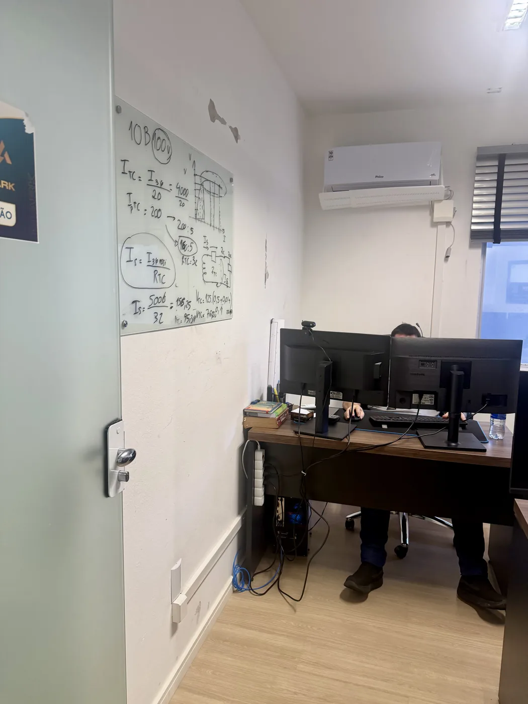 Ambiente de engenharia com cálculos técnicos no escritório da MARK