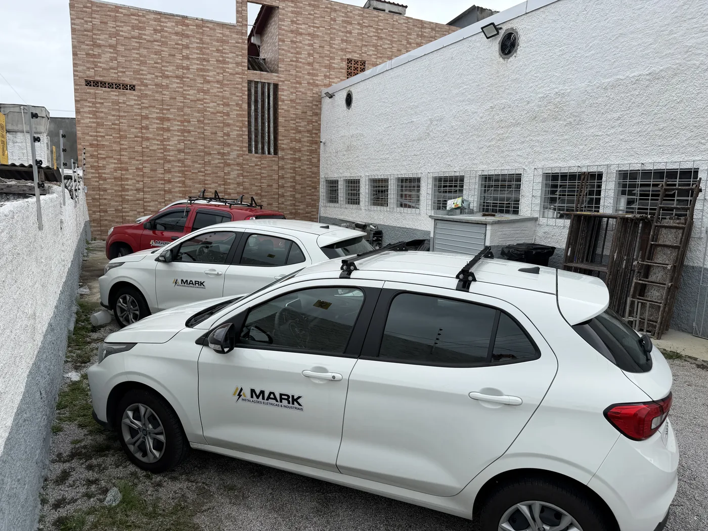 Veículos identificados da MARK em área de apoio operacional