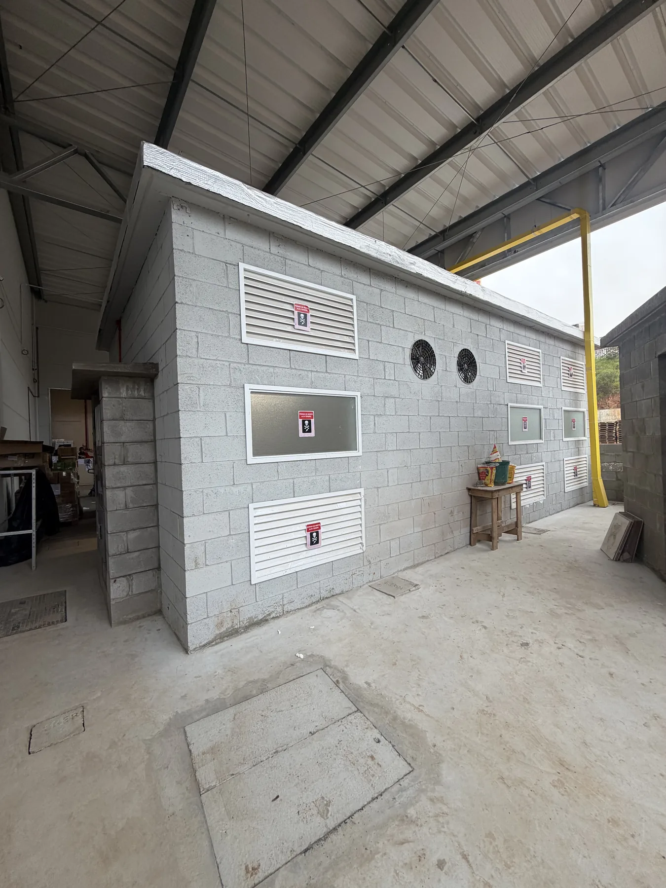 Edificação externa que abriga equipamentos elétricos da unidade