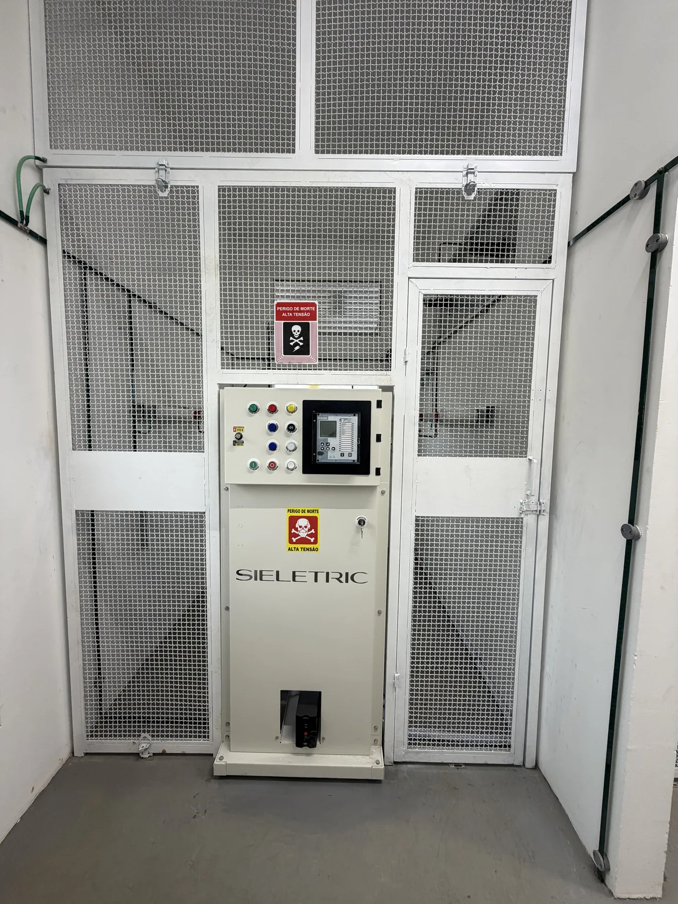 Cubículo elétrico instalado na área técnica da filial 845