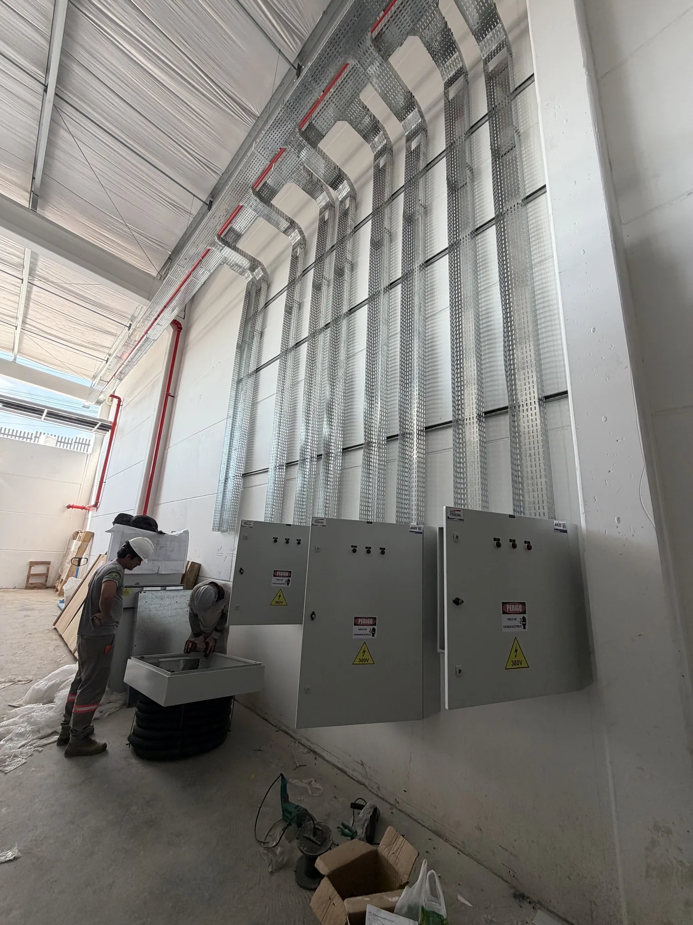 Equipe trabalhando na instalação dos quadros elétricos