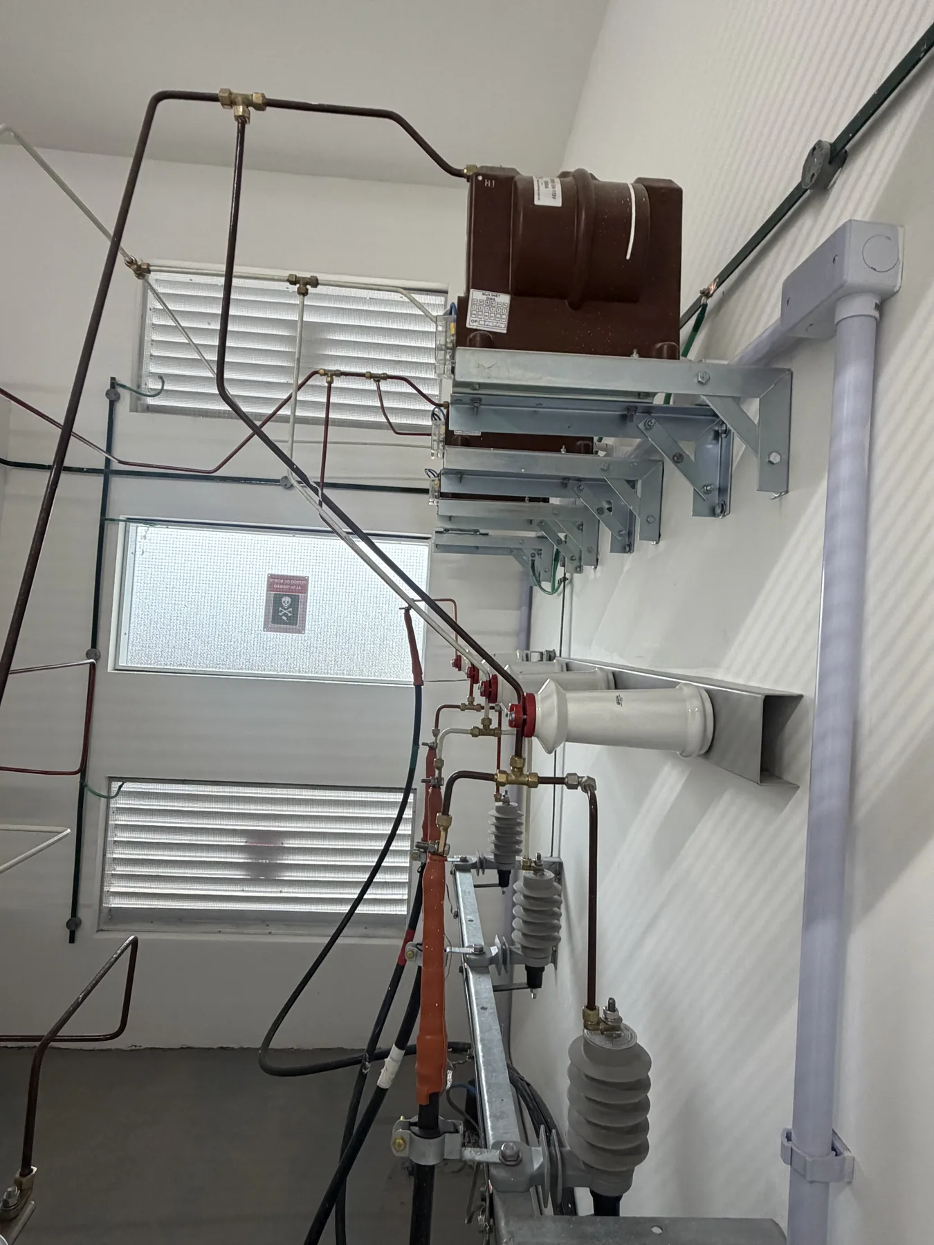 Sistema elétrico de média tensão instalado na unidade Fort 845