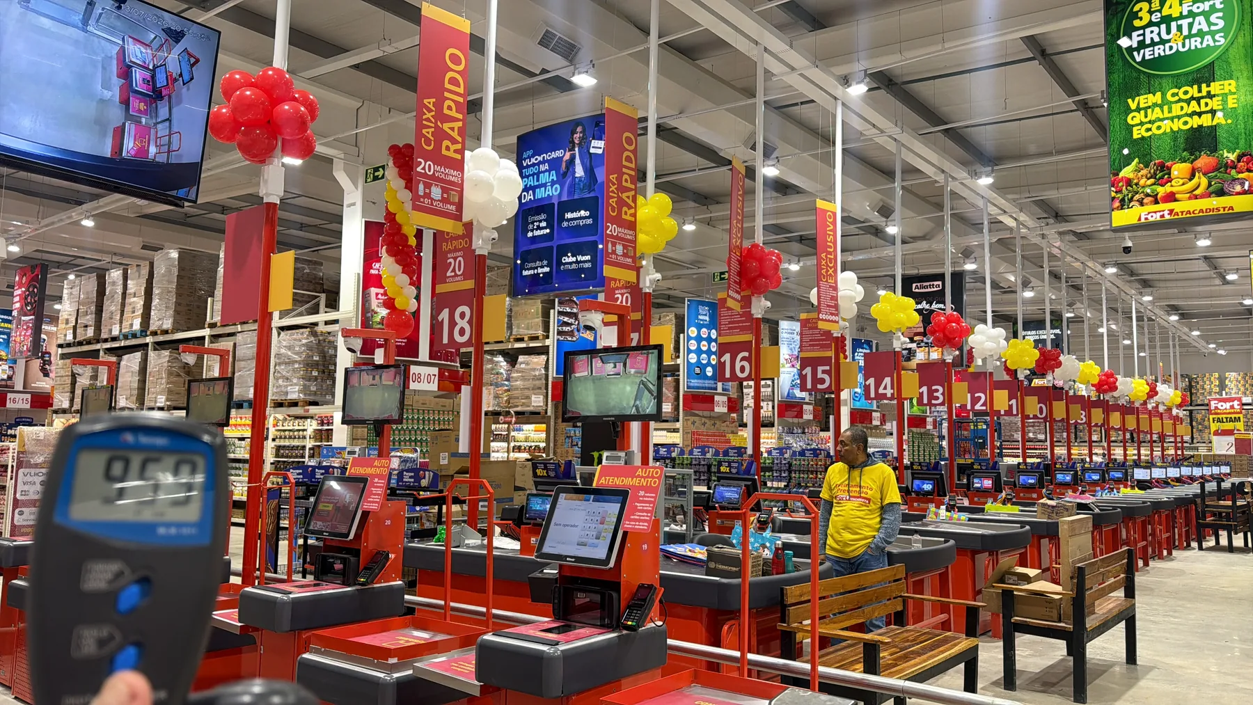Área de checkouts da filial 845 iluminada e em operação