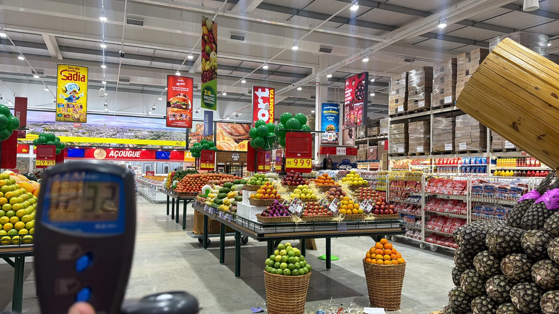 Área de hortifrúti iluminada e em operação