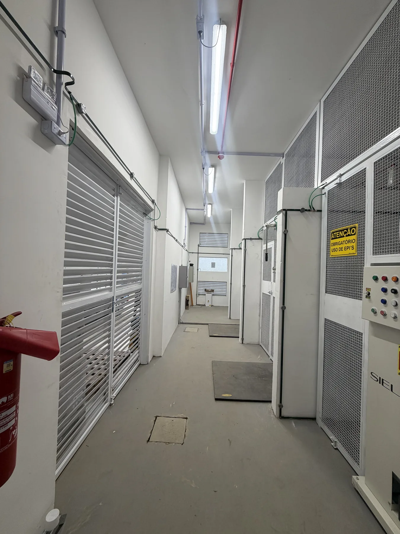Sala técnica organizada para os sistemas elétricos da unidade