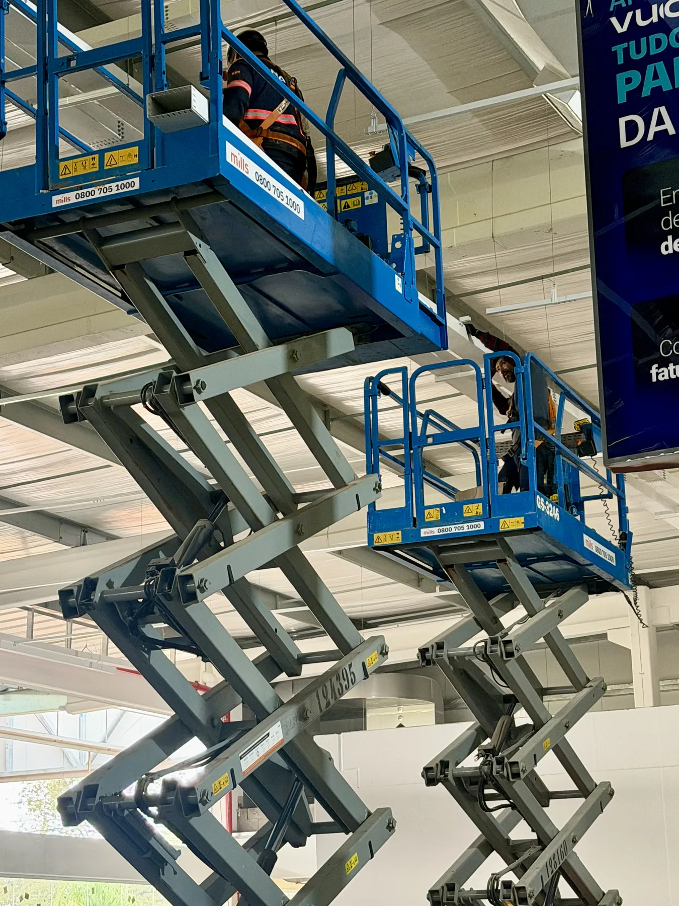 Profissionais executando instalações elétricas com plataforma elevatória