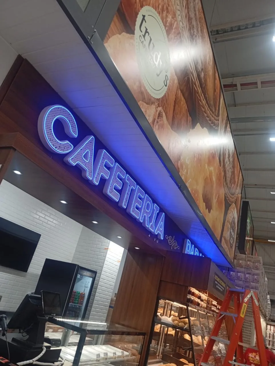 Cafeteria da unidade com iluminação e comunicação instaladas