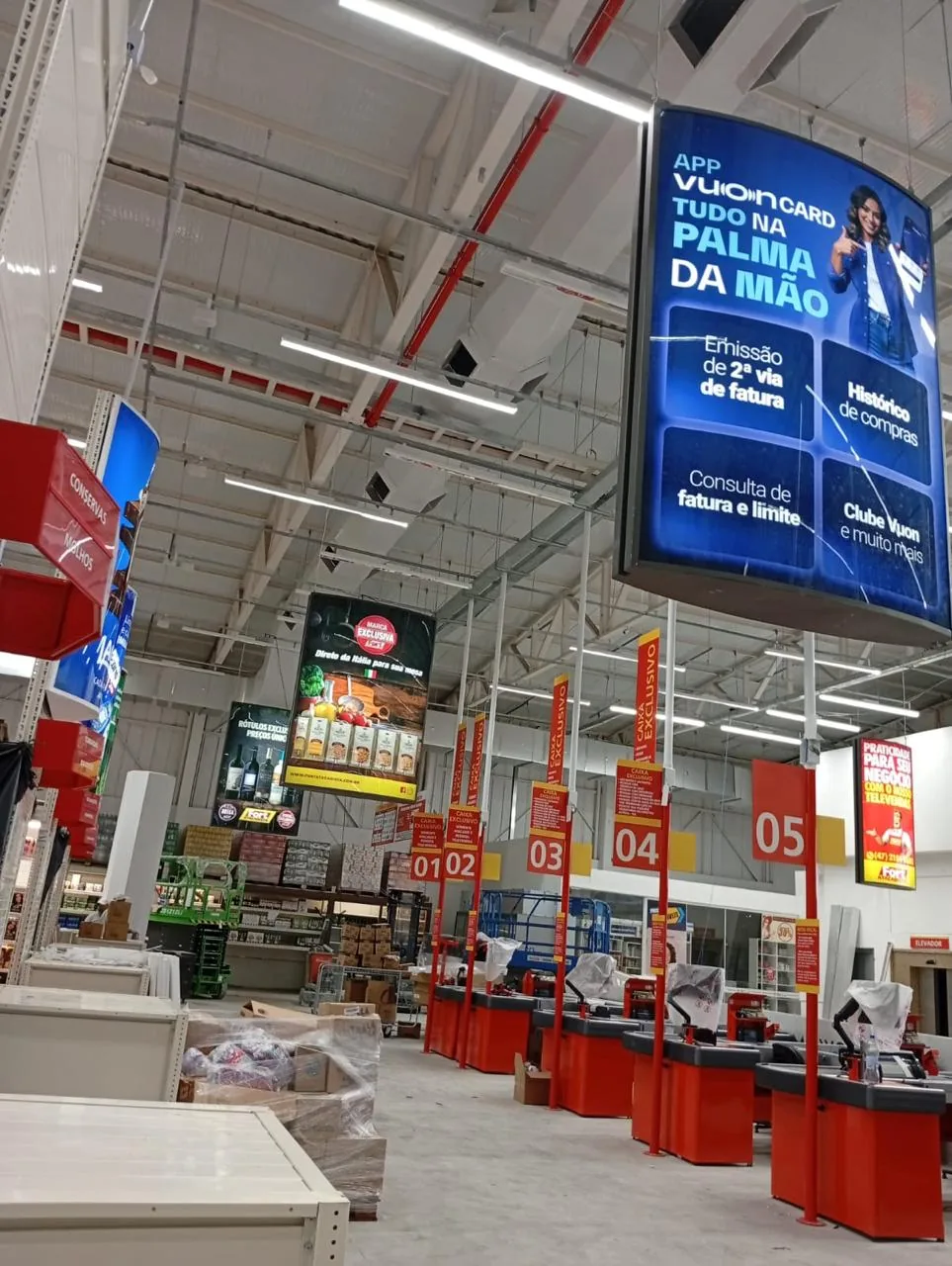 Área de checkouts iluminada durante a preparação para a abertura
