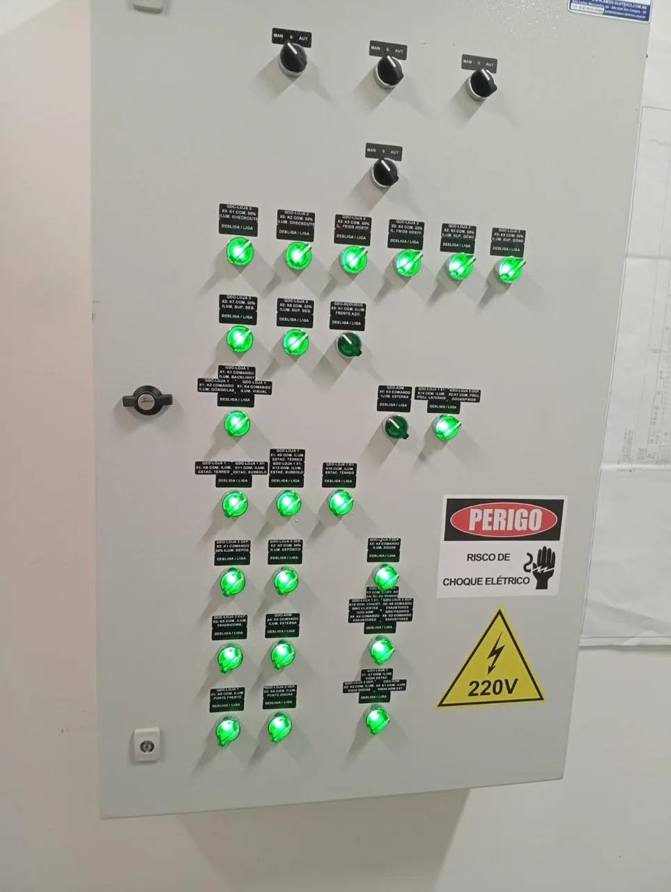Painel de comando de iluminação em operação