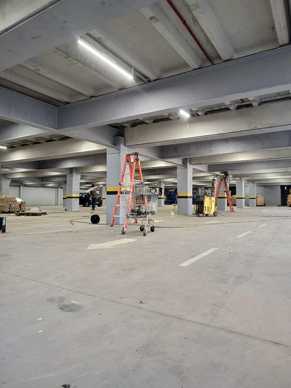 Iluminação em execução na área coberta do estacionamento