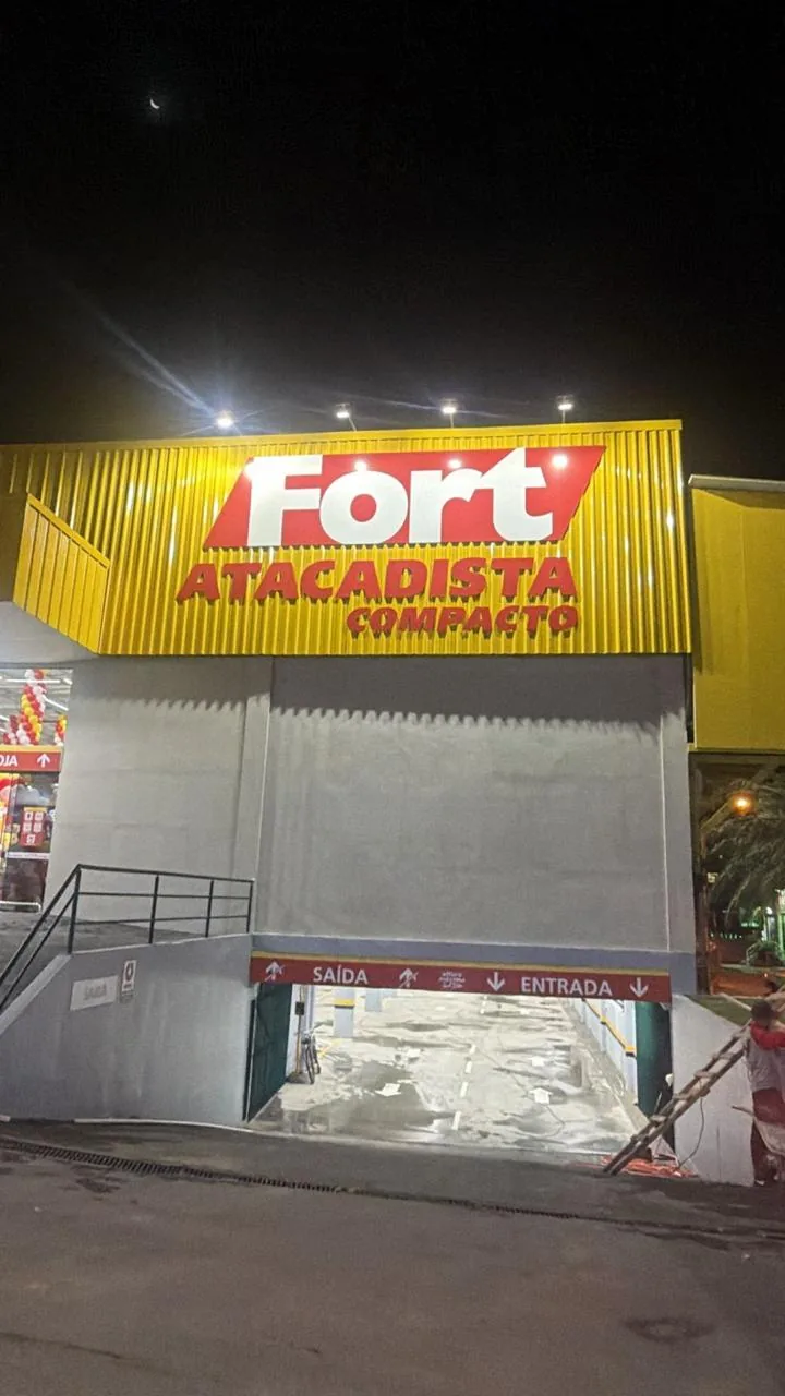 Fachada noturna do Fort Atacadista Compacto Camboriú