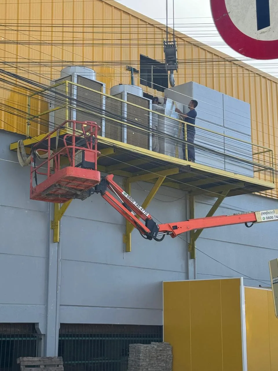 Execução de infraestrutura técnica externa com plataforma elevatória